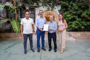 Fernández-Pacheco entrega la resolución definitiva al alcalde de Roquetas