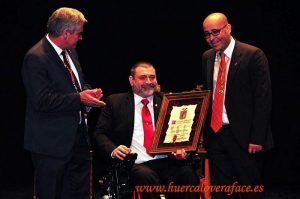 Foto archivo, Villazgo entrega distinción Medalla de la Policía Local a Ginés Miguel Martínez Aragón