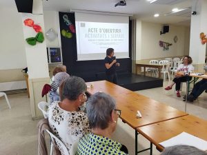 Hablando Meri Raurich, tècnica de Gent Gran, sentada a su derecha Ester Ayala, Regidora de Gent Gran de Cassà de la Selva