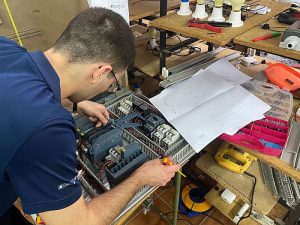 Juan Gordillo se prepara para competir en la prueba de Control Industrial en EuroSkills 2025