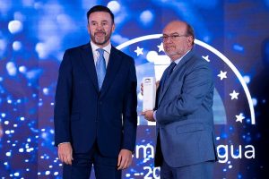 La desaladora Mar de Alborán Lucas Diaz, director España de Aqualia (d) recoge el premio de manos de Alejandro Maceira, socio de iAgua