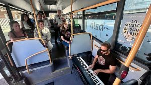 Música sube al bus