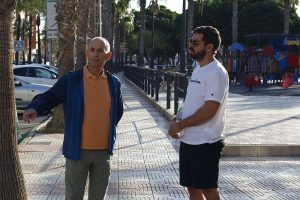 Roquetas de Mar Lekal con un vecino en las inmediaciones de la balsa de tormentas de Las Marinas