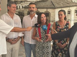Visita Adra de La consejera de Fomento, Articulación del Territorio y Vivienda, Rocío Díaz acompañada por el consejero de Agricultura, Pesca, Agua y Desarrollo Rural, Ramón Fernández Pacheco