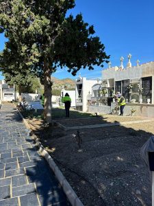 Albox Día de los Difuntos Los operarios municipales se afanan por dejar en perfecto estado los cementerios