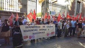 Día del Mayor, la Unión de Jubilados y Pensionistas de los sindicatos UGT y CCOO ha llevado a cabo una concentración frente a la Delegación del Gobierno de la Junta de Andalucía en Almería
