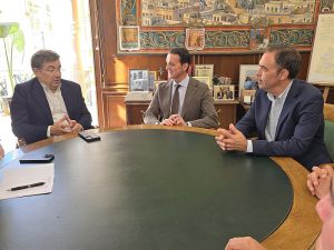 El CEO de Vodafone España, José Miguel García, el presidente de la Diputación y el alcalde de Antas durante la reunión celebrada el pasado viernes.