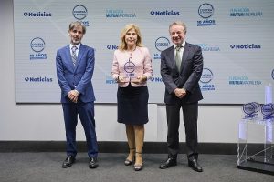 Paola Laynez recibe reconocimiento 2