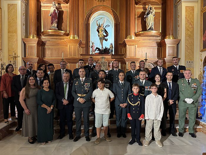 Tras la Misa, los miembros de la Guardia Civil de Pulpí, han continuado con la celebración del día de su Patrona en el Centro Cultural “La Sociedad”, donde el alcalde, Juan Pedro García, y el Sargento Comandante de Puesto de la Guardia Civil, José Raúl Cabello, han ofrecido unas palabras a los allí presentes, además de hacer entrega de reconocimientos a Policía Local y a Protección Civil por su dedicación, labor y colaboración. A continuación, se ha escuchado el himno de España y se ha ofrecido un vino español.

Felicitar también a los miembros del Cuerpo de Correos de Pulpí. 

¡Feliz Día de la Hispanidad! 

#DíaDelPilar25 #GuardiaCivilPulpí #ConcejalíaFestejosPulpí