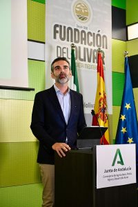 RFPM hablando en el atril Andalucía presenta el aforo del olivar