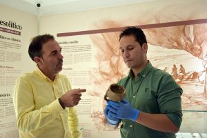 El coordinador del CICA muestra al alcalde de Antas la pieza del mes de noviembre