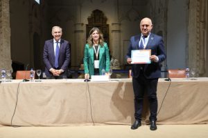 El vicerrector de Sostenibilidad, Salud y Deportes de la Universidad de Almería, Gabriel Aguilera, en el momento de recoger el reconocimiento a la UAL por su labor en sostenibilidad.