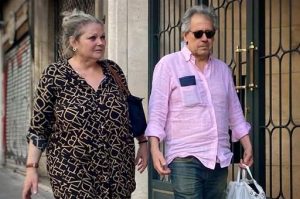 Una pareja paseando por la calle