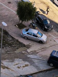 problemas de seguridad por vehículos a alta velocidad cercanos a centros de enseñanza Dos coches por la acera de la C Maria Teresa de Calcuta (1)