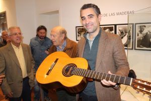 Cesión guitarra museo