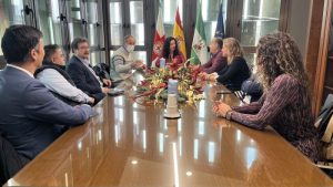 La alcaldesa recibe a la Junta Directiva de Unicaja Costa de Almería