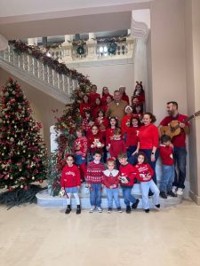 Los villancicos llenan de música y luz el centro Alumnado de Aula Creativa y el concejal Diego Cruz (3)