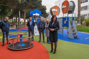 Nueva zona juegos infantiles inclusiva en El Toyo (22)