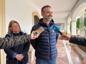 Ramon Fernandez Pacjeco M atiende a los medios