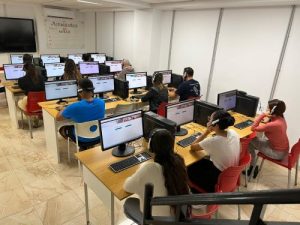 academias de inglés y colegios de la provincia de Almería realizarán durante el año 2024 más exámenes de Cambridge por ordenador que nunca1