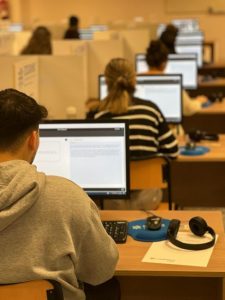 academias de inglés y colegios de la provincia de Almería realizarán durante el año 2024 más exámenes de Cambridge por ordenador que nunca2