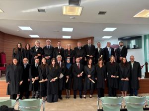 nuevos abogados y abogadas se incorporan al Colegio Los nuevos colegiados con la junta de gobierno del Colegio
