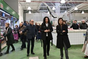 Alcaldesa visita remodelación Mercado Los Ángeles (14)