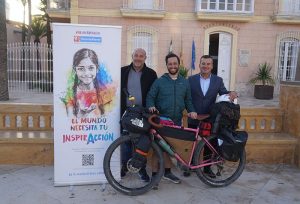 Carboneras alcalde, Alfie Recarte y Fundación Vicente Ferrer
