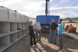 Carboneras alcalde y concejala obras cementerio