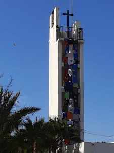Caritas bandera Vícar con camisetas migrantes