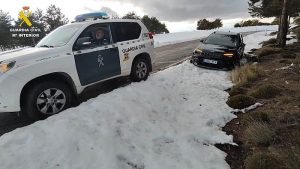 Guardia Civil auxilia a los ocupantes de un vehículo atrapado en la nieve en Gérgal 2