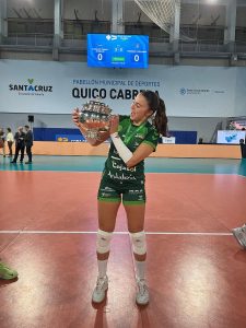 Irene de Blas con el trofeo
