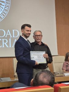 Javier Navarro Lázaro recoge su premio Fin de Grado en la UAL