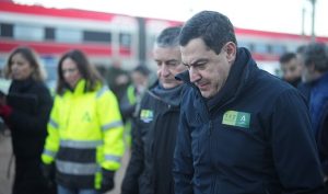 Juanma Moreno, acompañado por los consejeros Antonio Sanz y Rocío Díaz, visita la zona del siniestro.
