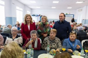 Paola Laynez en los desayunos con personas mayores (2)