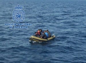Policia Nacional embarcacion de emigrantes