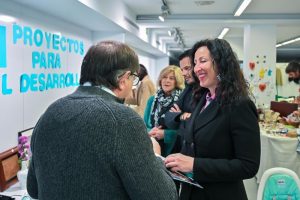 VISITA MERCADILLO MANOS UNIDAS (16)