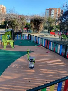 Valla del parque infantil destrozada