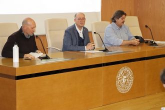 El decano de Ciencias Experimentales, Juan José Moreno Balcázar, y el coordinador de las Olimpiadas de Geología, Juan Gisbert (izquierda), durante la presentación de las pruebas a los participantes.