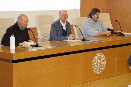 El decano de Ciencias Experimentales, Juan José Moreno Balcázar, y el coordinador de las Olimpiadas de Geología, Juan Gisbert (izquierda), durante la presentación de las pruebas a los participantes.