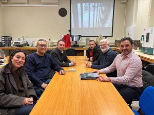 El doctor Andrew Koh (segundo por la izquierda) junto al alcalde de Antas durante una reunión con profesores del Departamento de Arqueología de la Universidad de Granada.