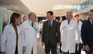El presidente de la Junta de Andalucía, Juanma Moreno, a su llegada al Hospital Torrecárdenas de Almería