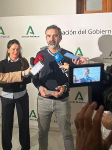 Fernández-Pacheco atiende a los medios de comunicación (2)
