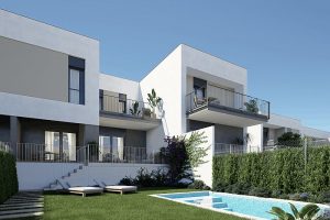 Jardín con piscina de una vivienda en planta baja de la promocion Elina de AEDAS Homes en Dos Hermanas, Sevilla.