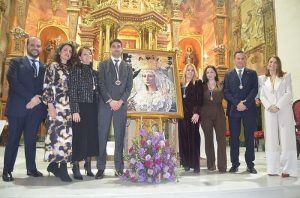 Albox El Pregonero y la Hermana Mayor del Paso Blanco junto al equipo de gobierno posan junto al Cartel de Semana Santa 2026