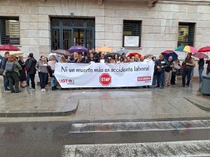 CCOO UGT concentración mantenida a las puertas del edificio sindical