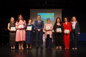 Carboneras alcalde y concejala con homenajeadas