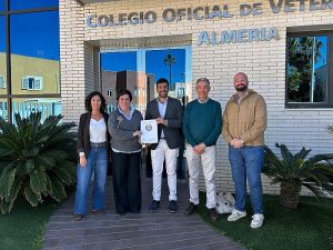 Colegio de Veterinarios de Almería y el Ayuntamiento de Mojácar foto familia