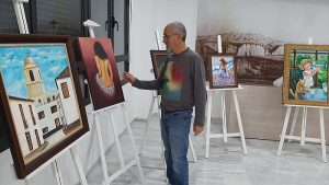 El profesor Diego Fábrega durante el montaje de la exposición en Antas