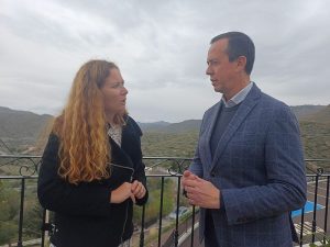 El subdelegado del Gobierno en Almería José María Martín en Velefique con la nueva alcaldesa, María del Mar Segura